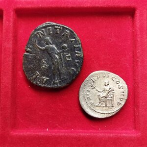 reverse: Lotto di 2 monete dell’imperatore GORDIANO III (238-244): 1.) Roma. AE Sestertius (32,2 mm - 19,3 gr). R.\: AETERNITATI AVG. qBB. Note: bel modulo, gradevole la patina nera; 2.) Roma. AR antoninianus (4,91 gr.). R.\: IMP RP VI COS II P P, BB.