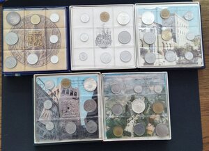 reverse: SAN MARINO. Lotto 05 Cofanetti divisionali con 8 monete di cui 1 in argento del: 1972, 1974, 1976, 1978, 1981. All interno di tutti presente libricino a colori.
