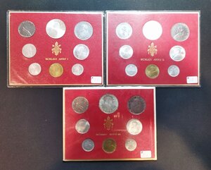 obverse: VATICANO. Lotto 03 Folder Divisionali con 08 monete di cui 1 in argento (lire 500), anni: 1963, 1964, 1965.