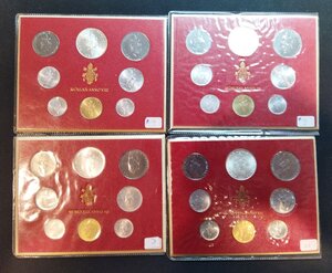 obverse: VATICANO. Lotto 04 Folder Divisionali PAOLO VI con 08 monete di cui 1 in argento (lire 500), anni: 1970, 1971, 1973, 1974. 