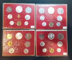 obverse: VATICANO. Lotto 04 Folder Divisionali PAOLO VI con 08 monete di cui 1 in argento (lire 500), anni: 1975, 1976, 1977, 1978.