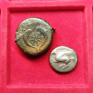 reverse: Lotto di 2 monete molto interessanti della Grecia Antica: 1.) Sicilia, SIRACUSA (425 a.C.), AE Dracma (33,24 gr. - 29 mm.); D.\: testa elmata di Atena; R.\: 2 delfini e ruota a raggi. Mont. 5082; S. Ans. 454 . QBB. R1. Molto molto affascinante; 2.) AKARNANIA. Leukas (375-350 a.C.). AR Statere (21 mm - 7.53 gr.). D.\: Pegaso vola a sinistra; R.\: ΛΕ[Υ], testa di Atena a sinistra con elmo corinzio. Calciati 61. qBB. R1;