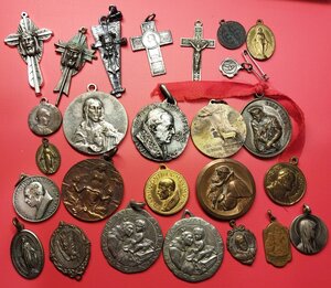 obverse: Lotto di 26 medaglie a tema sacro, religioso. Conservazioni discrete. 