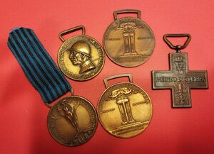 reverse: Lotto 5 medaglie militari WWI/WWII italia. Conservazioni come da foto.