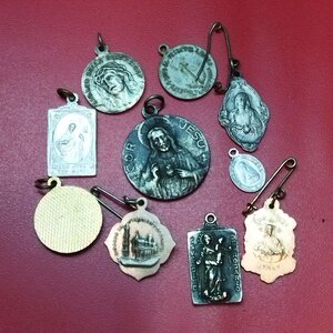 reverse: Lotto 10 medagliette a tema religioso molto interessanti. Metalli e conservazioni varie.