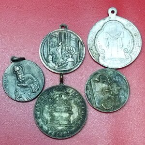 reverse: Lotto 5 medagliette a tema religioso molto interessanti. Metalli e conservazioni varie.