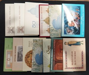 obverse: Vaticano. Lotto di 13 pezzi: folder diversi con cartoline a tema. 