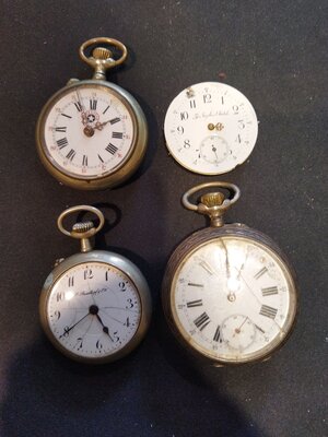 obverse: Lotto orologi da tasca (grosso modulo) molto interessanti ma non funzionanti, da revisionare, uno con scocca in argento.