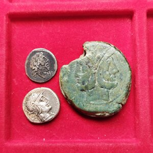 obverse: Lotto di 3 monete molto interessanti del periodo Romano Repubblicano: 1.) AE Asse (34,2 gr. - 34 mm.) anonimo (211 a.C.). R.\: ROMA; qBB, NC, ottima la patina verde; 2.) gens CLOULIA (98 a. C.). Roma. AR quinarius (1,75 gr.). R.\: CLOVLI. Craw 332. MB. R1; 3.) affascinante AR denario (3,78 gr. - 18 mm.) con “gens” da catalogare!  