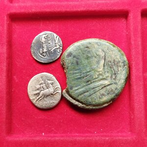 reverse: Lotto di 3 monete molto interessanti del periodo Romano Repubblicano: 1.) AE Asse (34,2 gr. - 34 mm.) anonimo (211 a.C.). R.\: ROMA; qBB, NC, ottima la patina verde; 2.) gens CLOULIA (98 a. C.). Roma. AR quinarius (1,75 gr.). R.\: CLOVLI. Craw 332. MB. R1; 3.) affascinante AR denario (3,78 gr. - 18 mm.) con “gens” da catalogare!  