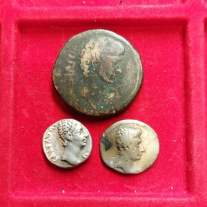 obverse: Lotto di 3 monete davvero molto interessante dell imperatore AUGUSTO (27 a.C. - 14 d. C.):
1.) Ottaviano, come Imperatore (43-27 a.C.), con Divus Julius Caesar.AE sestertius (21,28 gr. - 31 mm.), D.\: DIVI F, testa nuda di Ottaviano a destra; stella con otto raggi nel campo a destra; R.\: DIVOS IVLIVS, legenda su due righe entro corona d alloro. Crawford 535/2. RPC I 621. 2.) AUGUSTO (27 a.C. - 14). Lugdunum. AR denarius (3,85 gr. - 19 mm.). D.\: AVGVSTVS DIVI; R.\: IMP X, toro scalciante a destra; RIC 167. BB. R1.3.) zecca incerta, Spagna o Lugdunum. AR denarius (3,70 gr. - 20 mm.), R.\: AVGVSTVS - Capricorno a d. con bastone, cornucopia e globo C. 21; RIC 126.