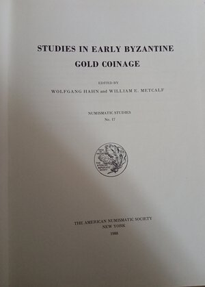 obverse: Hahn e Metcalf. Studies in Early Byzantine Gold Coinage. 1988, foto in b/n, condizioni ottime.