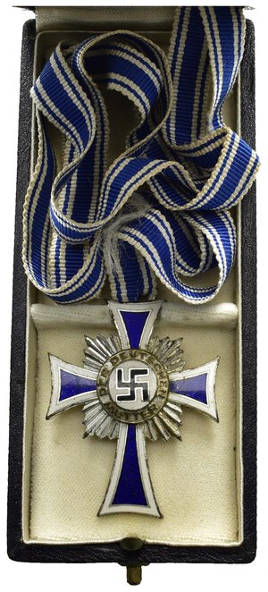 obverse: Medaglie Estere. Germania. Terzo Reich. Mutterkreuz classe argento. 35 x 46 mm. Con scatola originale. SPL