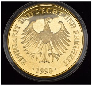 obverse: Medaglie Estere – Germania Federale (1949-1990) – Medaglia, non portativa, emessa per l’unificazione delle due Germania. Al dritto aquila ad ali spiegate con testa a d. sotto 1990 intorno EINIGKEIT UND RECHT UND FREIHEIT. Al rovescio cartina della Germania con foglie di quercia ai lati con festone su cui è scritto 3 OCTOBER 1990. (data dell’unificazione) intorno DEUTSCHLAND WIEDER VEREINIGT. Condizioni FDC. Realizzata in ottone dorato (OT) (ø 40 mm, 32 gr.). Con astuccio e capsula