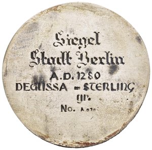 reverse: Medaglie Estere – Germania Federale (1949-1990) – Riproduzione degli anni ^70 di un antico sigillo tedesco della città di Berlino databile al 1280. Al dritto stemma centrale con scudetto con aquila ai lati due lupi in alto elmo con cimiero, intorno scritta SIGILLVM BVRGONSIVM DE BERLINSUM +. Al rovescio incisione SIEGEL STADT BERLIN A.D. 1280 DEGUSSA STERLING GR. NO. A010 e punzone 925. Condizioni FDC. Realizzata in argento 925% (AG) (ø 47.9 mm. 41.7gr.). Con astuccio