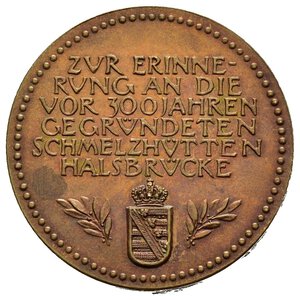 obverse: Medaglie Estere – Germania – Halsbrücke. Medaglia, non portativa, emessa per i 300 anni di fondazione delle fonderie di Halsbrücke. Al dritto legenda su più righe ZUR ERRINERVNG AN DIE VOR 300 JAHREN GEGRVNDETEN SCHMELZHVTTEN HALSBRVCHE in basso stemma coronato fra due fronde. Al verso vista frontale delle fonderie in esergo 1612 1912 a s. F.H..Realizzata in Bronzo dorato (AE) (ø 30.3mm, 14.5gr.). Conservazione BB/SPL. Halsbrücke è un comune tedesco del circondario di Mezza Sassonia, in Sassonia. Si trova appena a nord di Freiberg, sulle rive del fiume Freiberger Mulde