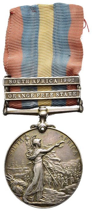 obverse: Medaglie Estere – Regno Unito (UK) – Regina Vittoria (1837-1901) – Sudafrica – Rara- III Tipo - Nominativa – Barrette South Africa 1902 E Orange Free State. Medaglia, portativa con attacco all’inglese, per la campagna in Sudafrica, del terzo tipo senza indicazione della data. Al dritto mostra un effigie coronata e velata della regina Vittoria, rivolta a sinistra, con la leggenda 