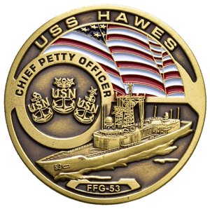 reverse: Medaglie Estere – Stati Uniti D’America (USA) - USS HAWES. Medaglia, non portativa, commemorativa della unità navale USS HAWES. Al dritto l’unità navale che naviga verso s. sopra bandiera americana sopra USS HAWES a s. tre stemmi navali e scritta CHIEF PETTY OFFICER sotto la matricola FFG-53. Al rovescio crest dell’imbarcazione e scritta in alto USS HAWES nello scudo EVER READY EVER FEARLESS. Condizioni FDC. Realizzata in ottone dorato e smalti policromi (OT) (ø 37.9mm, 34.4gr.). La USS Hawes (FFG-53) è una fregata lanciamissili di classe Oliver Hazard Perry. Prende il nome dal contrammiraglio Richard E. Hawes (1894-1968) che fu decorato due volte con la Navy Cross per le operazioni di salvataggio dei sottomarini. È stata varata il 18 febbraio 1984; sponsorizzato dalla signora Ruth H. Watson, vedova del defunto contrammiraglio Hawes; consegnato il 1° febbraio 1985 ed entrato in servizio il 9 febbraio 1985. L Hawes, che operava con il Destroyer Squadron 26 di Norfolk, è stato dismesso il 10 dicembre 2010. È ormeggiata, in attesa di smaltimento, presso il Naval Sea Systems Command (NavSea) Inactive Ships On-Site Maintenance Office, Filadelfia, Pennsylvania