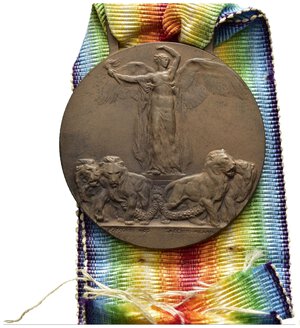 obverse: Medaglie Italiane – Regno d’Italia – Vittorio Emanuele III (1900-1945) – WW1 – Interalleata – Tipologia Sacchini Milano. Medaglia, con cambretta, commemorante la Prima Guerra Mondiale. Al dritto GRANDE GVERRA PER LA CIVILTA’ braciere ardente sormontato da colomba in volo recante rami di ulivo ai lati MCMXIV MCMXVIII a d. G. VILLA INC in esergo AI COMBATTENTI DELLE NAZIONI ALLEATE ED ASSOCIATE. Al rovescio la figura allegorica della Vittoria alata su carro quadriga trainata da leoni regge fiaccola, in esergo SACCHINI MILANO. Opus Gaetano Orsolini. La medaglia è realizzata in bronzo (AE) (ø 35.8mm, 19.6gr). Riferimenti Pasquali tipo 1. Conservazione BB/SPL. Nastrino d’epoca (?).