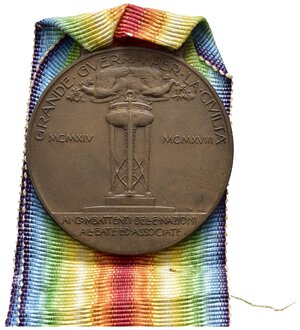 reverse: Medaglie Italiane – Regno d’Italia – Vittorio Emanuele III (1900-1945) – WW1 – Interalleata – Tipologia Sacchini Milano. Medaglia, con cambretta, commemorante la Prima Guerra Mondiale. Al dritto GRANDE GVERRA PER LA CIVILTA’ braciere ardente sormontato da colomba in volo recante rami di ulivo ai lati MCMXIV MCMXVIII a d. G. VILLA INC in esergo AI COMBATTENTI DELLE NAZIONI ALLEATE ED ASSOCIATE. Al rovescio la figura allegorica della Vittoria alata su carro quadriga trainata da leoni regge fiaccola, in esergo SACCHINI MILANO. Opus Gaetano Orsolini. La medaglia è realizzata in bronzo (AE) (ø 35.8mm, 19.6gr). Riferimenti Pasquali tipo 1. Conservazione BB/SPL. Nastrino d’epoca (?).