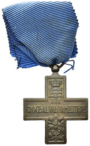 obverse: Medaglie Italiane – Regno d’Italia - Vittorio Emanuele III (1900-1945) – Ventennio Fascista – Croce al Valor Militare - Rara. Croce al Valor Militare modello 1941. Al dritto stella a cinque punte raggiante. Al rovescio monogramma coronato di V.E. III sui bracci centrali CROCE AL VALOR MILITARE, in basso spada tra rami di alloro. La croce è realizzata in bronzo (AE) (38x38mm, 17.2g.). Conservazione SPL/FDC. Con nastrino azzurro originale anche se questo nastrino fu adottato nel modello successivo mentre il suo effettivo era quello bicolore bianco e azzurro corredato da gladio in bronzo. Riferimenti Brambilla pag. 773.Rara (R).  