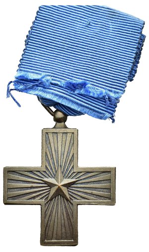 reverse: Medaglie Italiane – Regno d’Italia - Vittorio Emanuele III (1900-1945) – Ventennio Fascista – Croce al Valor Militare - Rara. Croce al Valor Militare modello 1941. Al dritto stella a cinque punte raggiante. Al rovescio monogramma coronato di V.E. III sui bracci centrali CROCE AL VALOR MILITARE, in basso spada tra rami di alloro. La croce è realizzata in bronzo (AE) (38x38mm, 17.2g.). Conservazione SPL/FDC. Con nastrino azzurro originale anche se questo nastrino fu adottato nel modello successivo mentre il suo effettivo era quello bicolore bianco e azzurro corredato da gladio in bronzo. Riferimenti Brambilla pag. 773.Rara (R).  