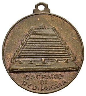 obverse: Medaglie Italiane – Regno d’Italia - Vittorio Emanuele III (1900-1945) – Ventennio Fascista – Sacrario Redipuglia. Medaglia realizzata nel 1938 per ricordare la costruzione del Sacrario di Redipuglia. Al dritto legenda GLORIA AI CENTOMILA EROI croce coronata sui bracci TERZA ARMATA ai lati 1915 1918, un gruppo di figure evocative della Pietà a d. tre croci (Calvario) a. s. bandiera sotto LABOA. Al rovescio prospetto anteriore della Scalinata del Sacrario in esergo SACRARIO DI REDIPUGLIA.  La medaglia è realizzata in bronzo (AE) (Ø 30mm, 11.1g.). Conservazione SPL/FDC. Opus Laboa. Il sacrario militare di Redipuglia è un cimitero militare monumentale situato in Friuli-Venezia Giulia, a Redipuglia, in provincia di Gorizia. Costruito in epoca fascista e inaugurato alla presenza di Benito Mussolini il 18 settembre 1938, contiene le spoglie di oltre 100 000 soldati italiani caduti durante la Prima guerra mondiale. È il fulcro di un parco commemorativo di oltre 100 ettari che comprende una parte del Carso goriziano-monfalconese (teatro durante la Grande guerra delle durissime battaglie dell Isonzo) con le enormi dimensioni dell area coinvolta che lo rendono il più grande sacrario militare d Italia e uno dei più grandi al mondo