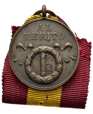 reverse: Medaglie Italiane – Regno d’Italia - Vittorio Emanuele III (1900-1945) – Ventennio Fascista – Scuole Governatorato - Roma. Medaglia premio, portativa con appiccagnolo ed anello, commemorante il merito. Al dritto lupa capitolina su basamento verso s. sotto Romolo e Remo, in basso scritta S.P.Q.R, entro cartella e festone, in alto SCVOLE DEL GOVERNATORATO. Al rovescio entro ghirlanda un fascio littorio e A.VII (1929-1930) sopra scritta AL MERITO. La medaglia realizzata in bronzo (AE) (Ø 30.2mm, 14.7g.). Conservazione BB. Con nastrino rosso giallo rosso originale d’epoca. Riferimenti Casolari VII-15