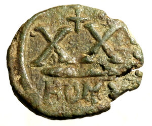 reverse: MAURIZIO TIBERIO (582-602) XX nummi per Roma. Busto front. diad. con globo crucigero R/ X+X; all esergo, ROM. Dumb 283/3     AE  (g. 4,47)  RARO   +BB