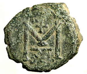 reverse: COSTANTE II (641-668) Follis per Siracusa. Imperatore diad. stante con globo crucigero R/ M sormontata da croce; in basso, SCL. Dumb. 179; Sear 1108.    AE   (g. 5,56)    RARO   qSPL