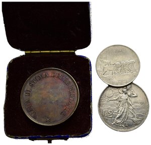 reverse: Regno d Italia. Vittorio Emanuele III. Lotto di 2 monete e una medaglia con scatola