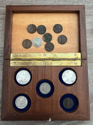 obverse: Regno d Italia. Scatola in legno con alloggi per 5 monete o medaglie + 13 monete Vittorio Emanuele III di cui 3 in argento
