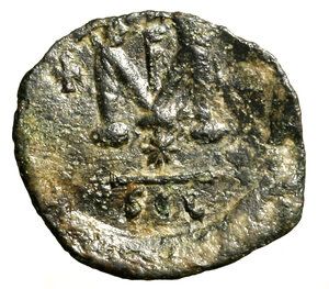 reverse: TIBERIO III (702-705) Follis per Siracusa. Busto front. diad. con croce e globo crucigero. R/ M sormontata da +; sotto, stella. All esergo, SCL. Dumb. 33; Sear 1396     AE  (g. 1,95)  RARO   qSPL