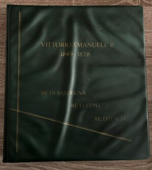 obverse: Regno d Italia. Vittorio Emanuele II. Album tematico usato, vuoto senza monete. Pagine interne in buone condizioni, tracce di umidità sui divisori di carta e interni della copertina.