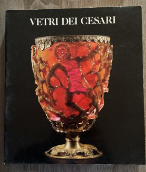 obverse: A.A.V.V. - Vetri dei Cesari. Mostra presentata a Roma nel novembre 1988 nelle sale dei musei capitolini organizzata da The Corning Museum of glass (Corning), The British Museum (Londra), Romisch-Germanisches Museum 8Colonia). Stampato a Milano, 1988. 310 pagine con fotografie a colori. Ottimo stato