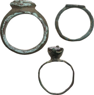 obverse: THREE ANCIENT RINGS Medieval period, c. 5th to 12th century AD. Lot of three medieval bronze rings with engraved geometric decorations. Inner sizes: 17, 17.5, 20 mm