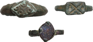 reverse: THREE ANCIENT RINGS Medieval period, c. 5th to 12th century AD. Lot of three medieval bronze rings with engraved geometric decorations. Inner sizes: 17, 17.5, 20 mm