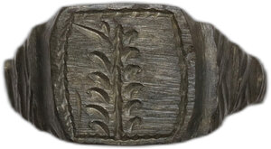 reverse: BRONZE ENGRAVED RING Medieval period, c. 11th - 15th century AD. Bronze ring decorated with engraving, on the bezel a stylized plant is represented, perhaps a palm tree, within a quadrangular frame. Inner size: 19 mm