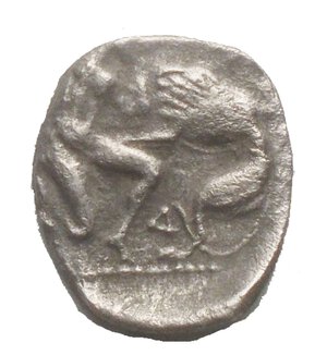 obverse: Calabria, Tarentum AR Diobol. Circa 380-325 BC. Head of Athena to right, wearing crested Attic helmet decorated  / Herakles crouching to right, strangling the Nemean lion; Δ simbol. 1.03g, 11,8 x 10,4mm