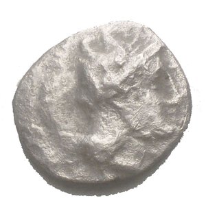 reverse: Calabria, Tarentum AR Diobol. Circa 380-325 BC. Head of Athena to right, wearing crested Attic helmet decorated  / Herakles crouching to right, strangling the Nemean lion; Δ simbol. 1.03g, 11,8 x 10,4mm