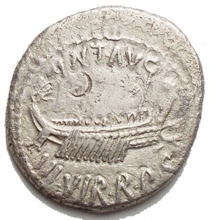 reverse: Repubblica Romana. Marco Antonio. Denario Ag 32-31 a.C. D/ ANT. AVG. III VIR. R. P. C. Galera pretoriana naviga a destra. R/ Aquila legionaria tra due stendardi. Sotto, LEG XV. Cr. 544/30. g 3.61, mm 17,06 x 18,36. Esemplare con legende complete