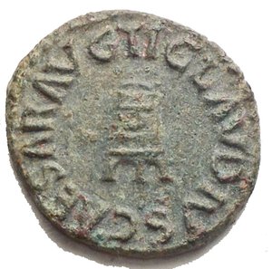 obverse: Claudio. 41-54 d.C. Quadrante. d/  TI CLAVDIVS CAESAR AVG  Intorno ad un modio. r/ PON M TR P IMP P P COS II Intorno ad SC. RIC.90. Peso 2,7 gr. Diametro 16,9 x 17,5 mm. qSPL. Patina Verde.