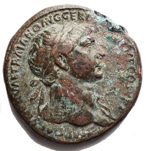 obverse: Traiano 98-117 d.C. - Sesterzio 105 d.C. AE g 26,7 mm 33,4 d/IMP CAES NERVAE TRAIANO AVG GER DAC PM TR P COS V PP Busto di Traiano a destra con leggero drappeggio sulla spalla opposta. R/. OPTIMO PRINCIPI SC Daco seduto a sinistra su scudi in atteggiamento di lutto, trofeo a sinistra, con armi alla base. Sear 3196var; C534; RIC 564. BB+ Rara Patina variegata Intonso