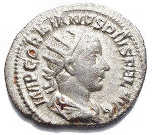 obverse: Gordiano III (238-244). Antoniniano, ca. 241-243. D/ IMP GORDIANUS PIUS FEL AVG. Busto radiato, drappeggiato e corazzato a destra. R/ LAETITIA AVG N. Laetitia stante a sinistra, tiene un ancora ed una corona. RIC 86. C. 121. AG. g. 4.51 mm. 22.9 qSPL.