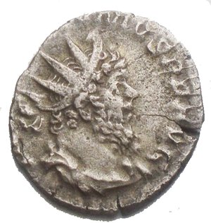 obverse: Impero Romano. Postumo. 260-269 d.C. AR Antoniniano. D/ Busto radiato verso destra. R/ Postumo stante verso sinistra con globo e lancia. RIC.83. Peso 2,75 gr. Diametro 18,9 x 20,1 mm. 