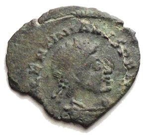 obverse: VALENTINIEN II (375-392) AE. 384-388, Thessalonique. Droit : DN VALENTINIANVS PF AVG.  B. diad., drapé, cuirassé à droite. Revers : GLORIA REI- PVBLICE Porte de camp à deux tourelles. 0,65g. Rare.