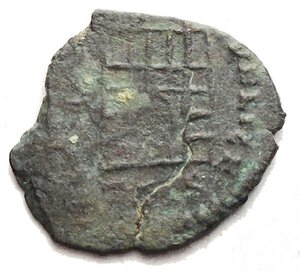 reverse: VALENTINIEN II (375-392) AE. 384-388, Thessalonique. Droit : DN VALENTINIANVS PF AVG.  B. diad., drapé, cuirassé à droite. Revers : GLORIA REI- PVBLICE Porte de camp à deux tourelles. 0,65g. Rare.