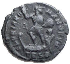 reverse: Teodosio I (379-395 d.C.) AE 2 (5,36 g. 24,45 mm) Thessalonica (Salonicco) 2°officina 383-388 d.C. d/ Busto a ds con elmo, diadema di perle, panneggio, corazza, lancia e scudo r/ Imperatore insieme a Vittoria su galea, nel campo a sn ghirlanda In ex • TES B. RIC IX 44b (sig 2). Debolezza di conio al rv. Spl/BB. Patina verde nera