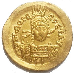 obverse: Leone I (457-474). Solido, Costantinopoli. D/ DN LEO PERPET AVG. Busto elmato e corazzato stante tre quarti a destra, con scudo e lancia. Nel campo R/ VICTORIA AVCCC I. Vittoria, stante a sinistra, tiene lunga croce. Nel campo a destra, stella. In esergo: CONOB. LRC 529. gr. 4.42 AU. qSPL. Fondi lucenti