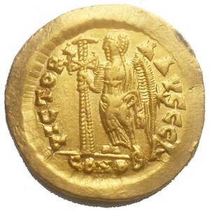 reverse: Leone I (457-474). Solido, Costantinopoli. D/ DN LEO PERPET AVG. Busto elmato e corazzato stante tre quarti a destra, con scudo e lancia. Nel campo R/ VICTORIA AVCCC I. Vittoria, stante a sinistra, tiene lunga croce. Nel campo a destra, stella. In esergo: CONOB. LRC 529. gr. 4.42 AU. qSPL. Fondi lucenti